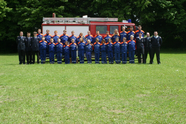 Gruppenfoto der Jugendfeuerwehr im Juni 2004