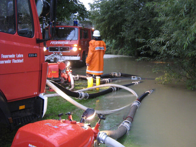 Hochwasserbekämpfung im August 2007 am Teich hinter dem Dorfgemeinschaftshaus in Flechtorf