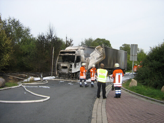 Ausgebrannter LKW auf dem Parkplatz Essehof auf der BAB 2 am 11.08.2008, bei dem die Flechtorfer Wehr im Einsatz war