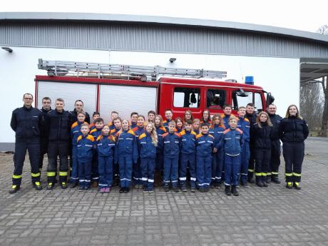 Gruppenfoto 2017 vor dem Jahresabschluss der Ortsjugendfeuerwehr